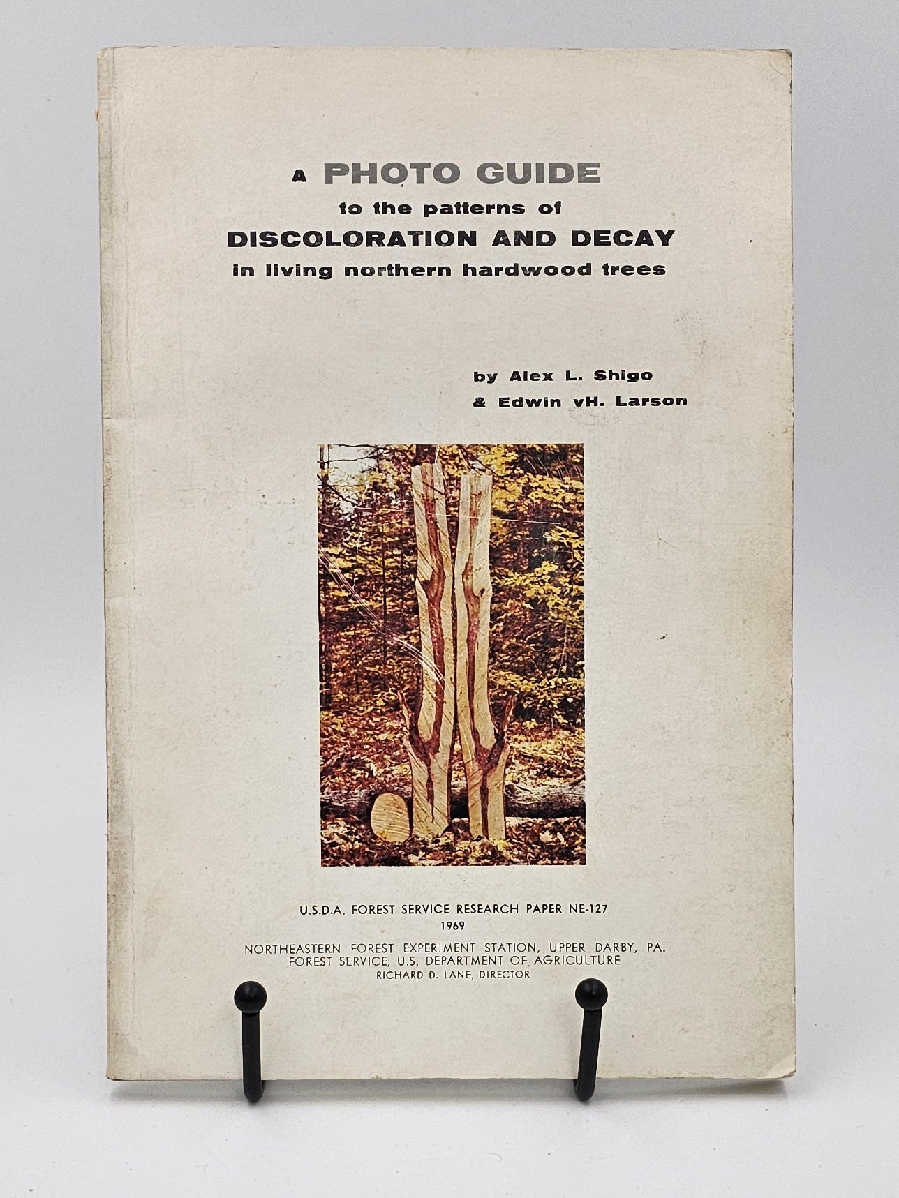A Photo Guide to the Patterns of Discoloration and Decay in Living Northern Hardwood Trees by Alex L. Shigo & Edwin vH. Larson