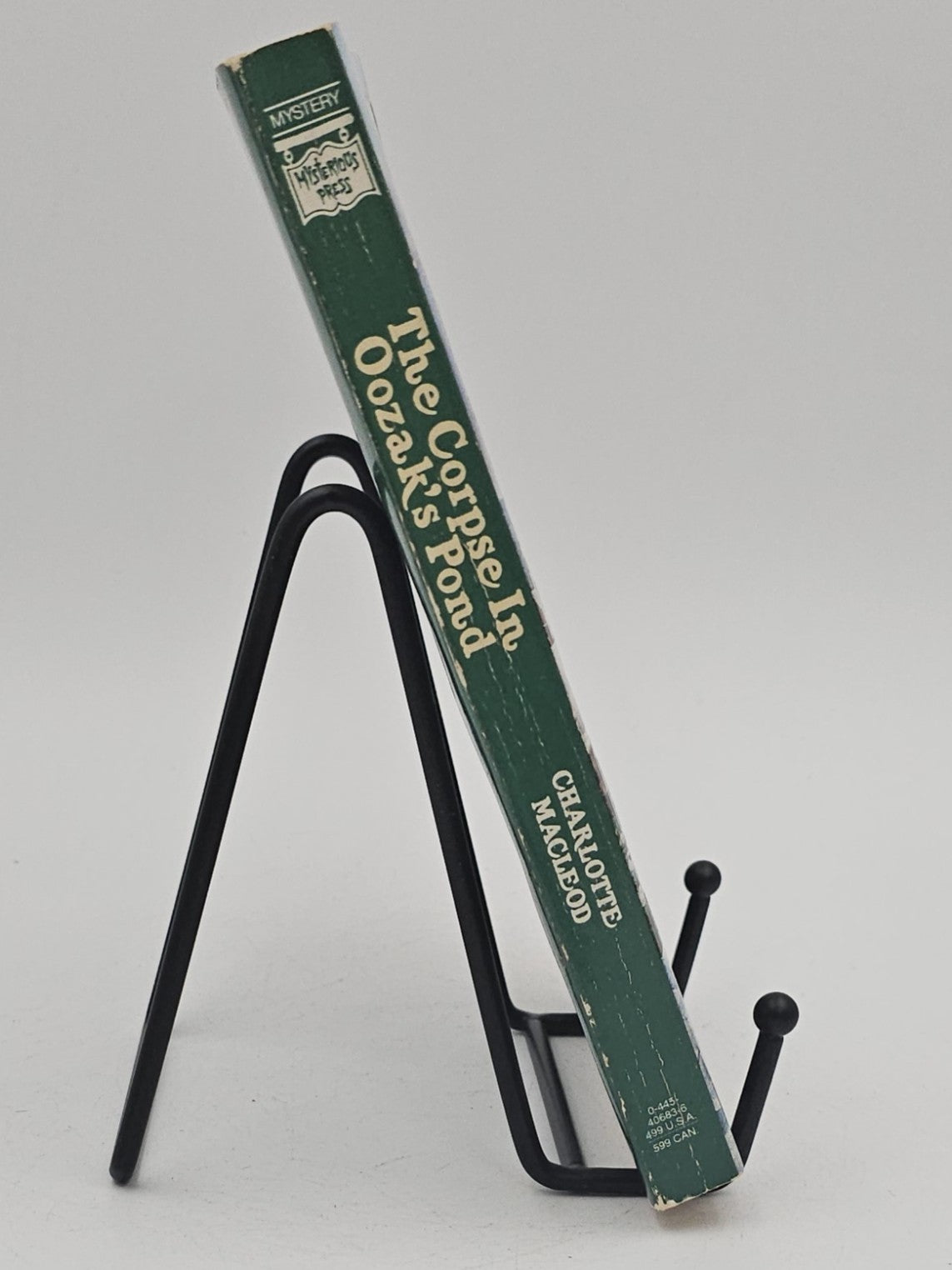 The Corpse in Oozak's Pond by Charlotte MacLeod (Peter Shandy #6)