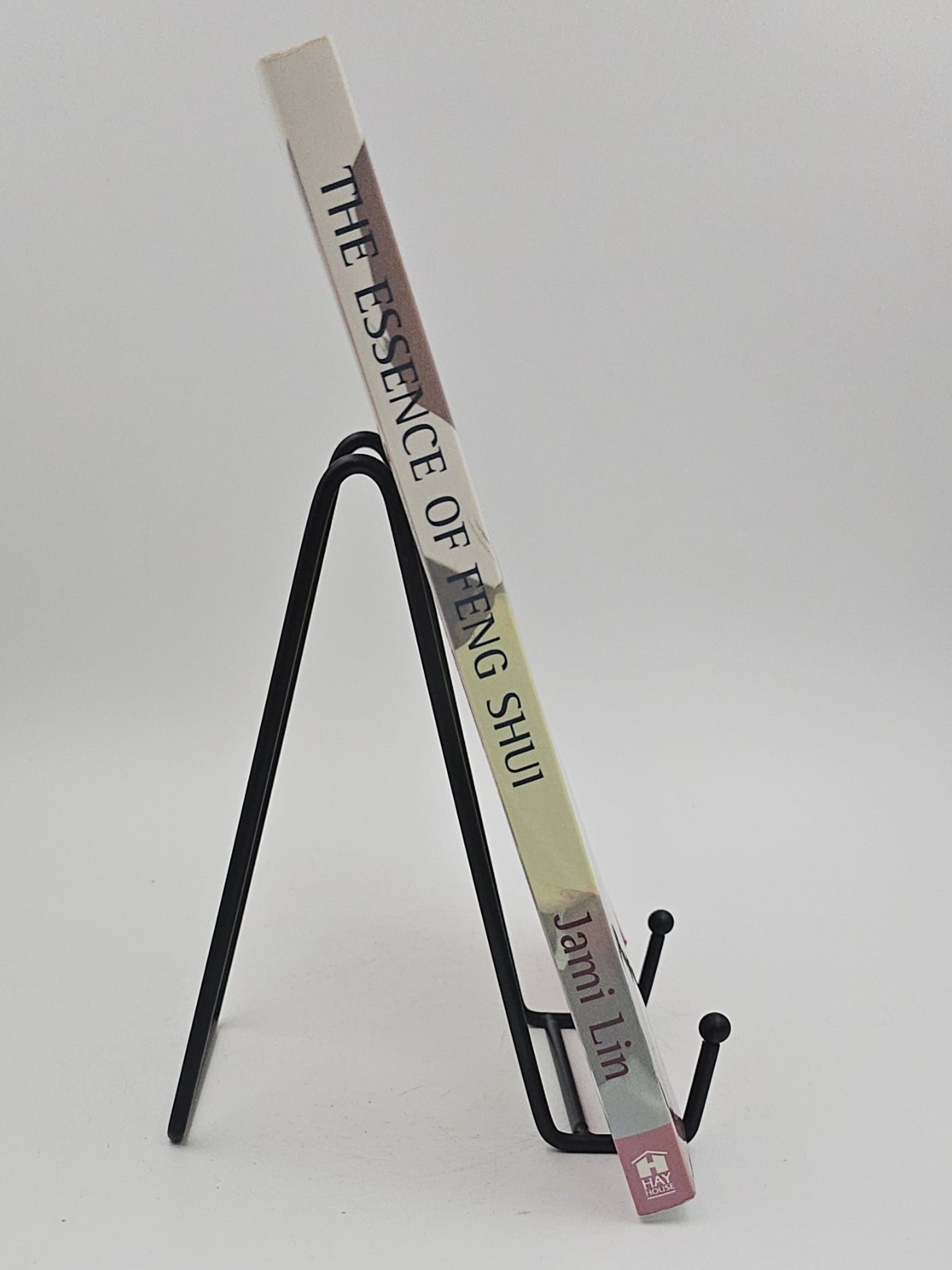 The Essence of Feng Shui: Balancing Your Body, Home, and Life With Fragrance by Jami Lin